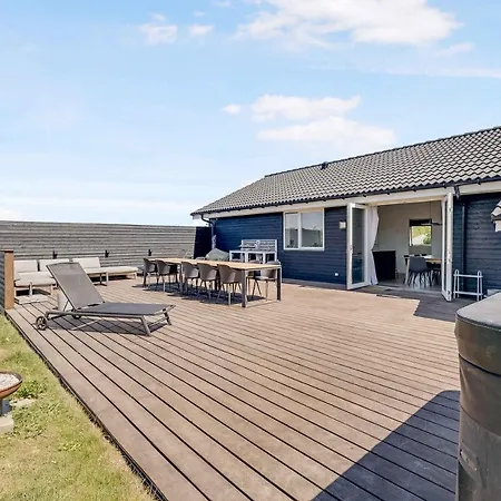 Prázdninový dům New And Modern With Hot Tub Frorup