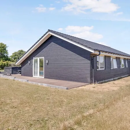 Prázdninový dům New And Modern With Hot Tub Frorup