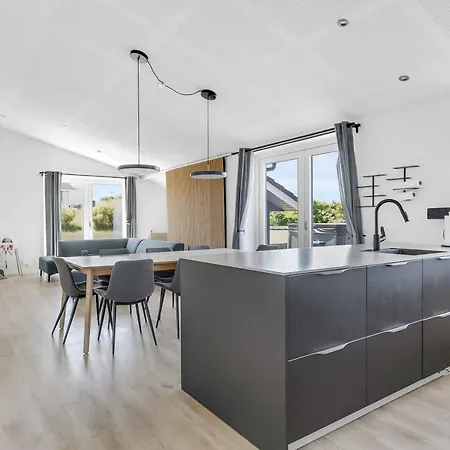 New And Modern With Hot Tub *