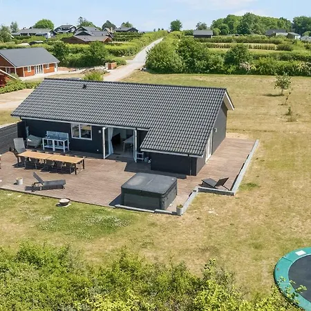 Prázdninový dům New And Modern With Hot Tub *