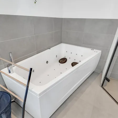 Nyaraló New And Modern With Hot Tub Frørup